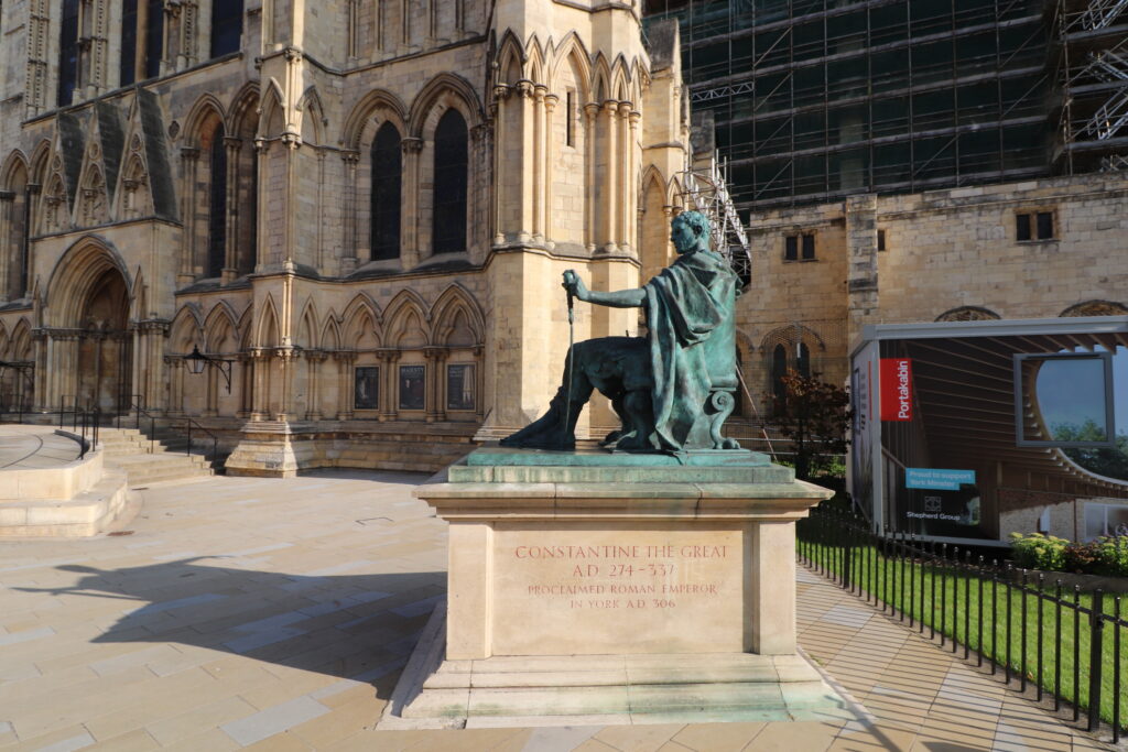 Nagy Konstantin szobra a York-i katedrális mellett.