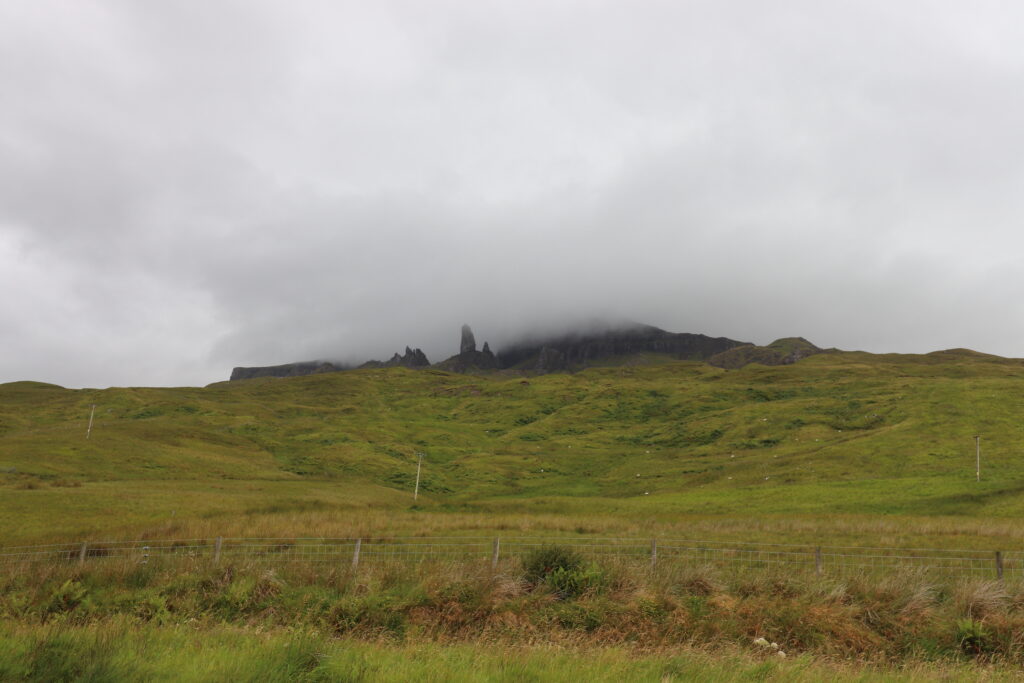 Skye sziget, szikalformáció a ködben.